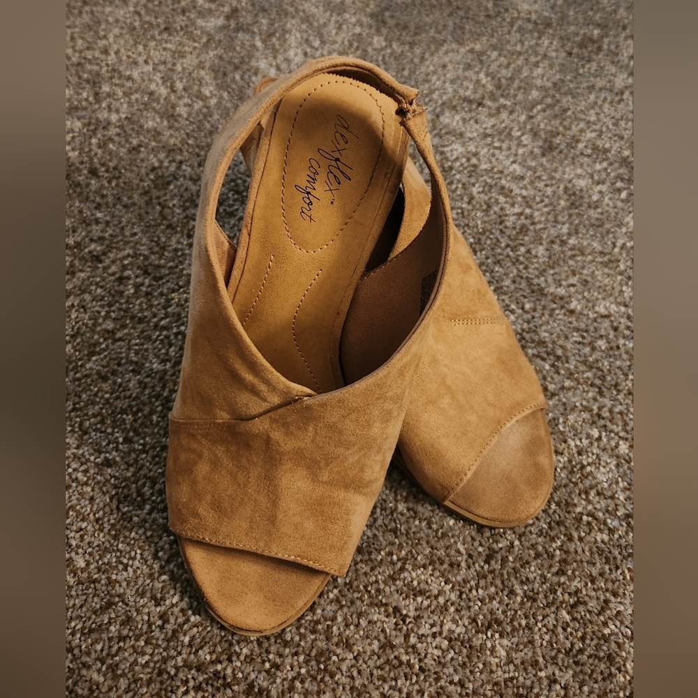 7 1/2 Dexflex comfort sandals. Slingback. Open-toe Color tan.